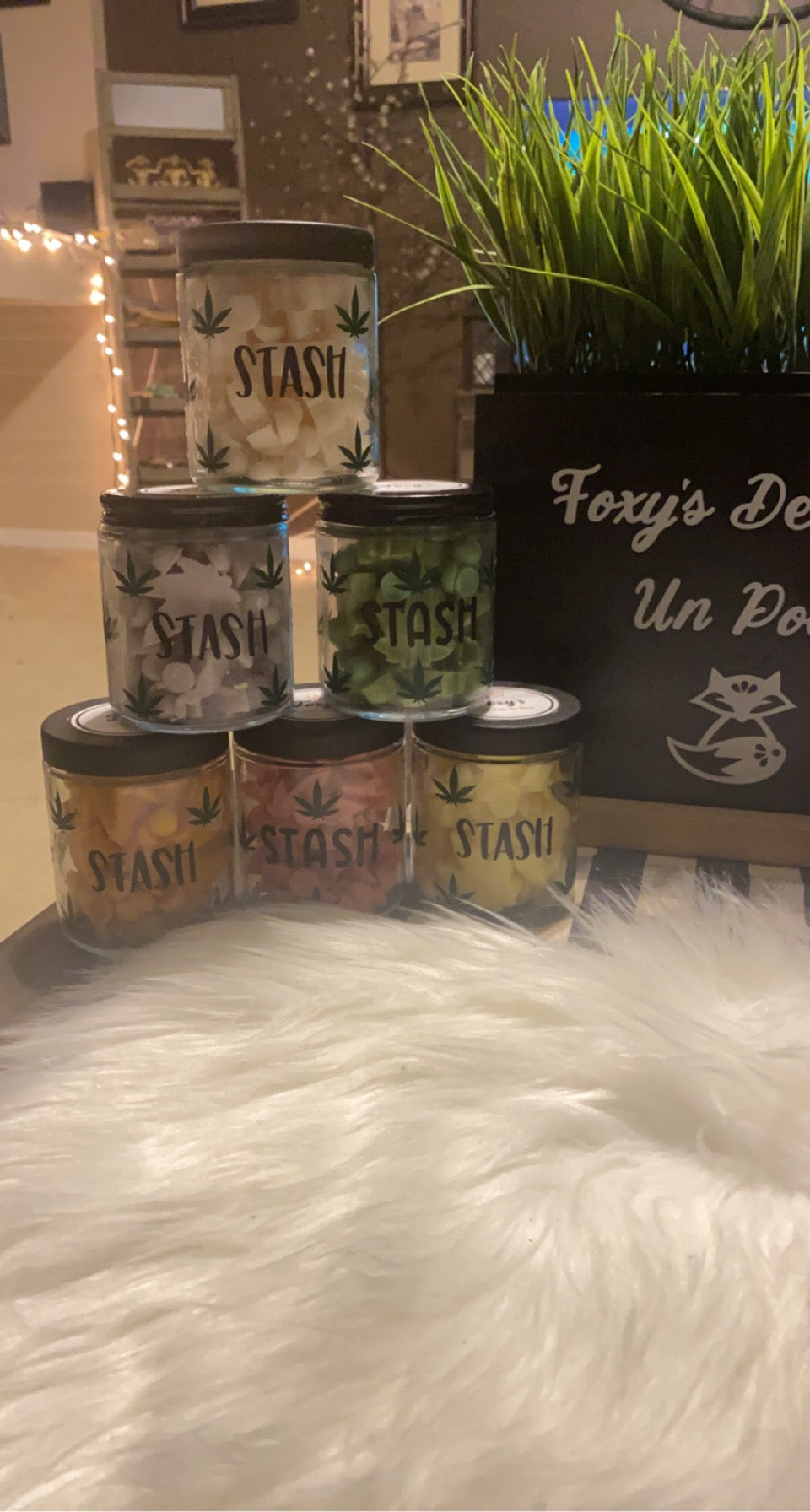 8oz "Stash" Glass Jar filled with Leaf shaped Scented Melts
