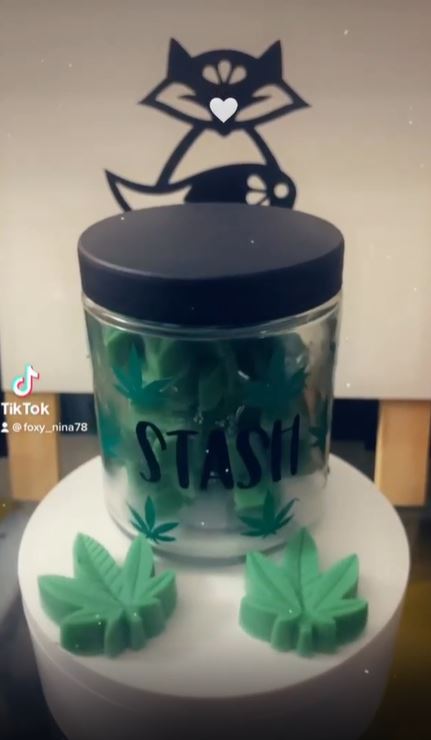 8oz "Stash" Glass Jar filled with Leaf shaped Scented Melts